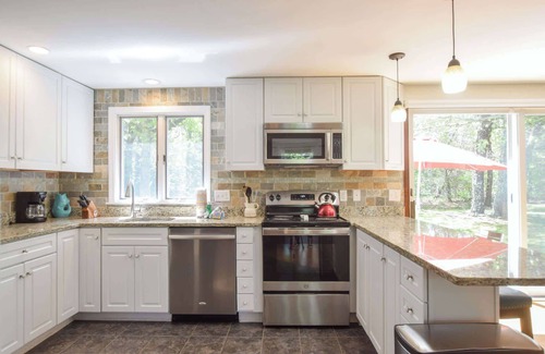 South Chatham House | 15 Minute Walk to Pleasant Street Beach!