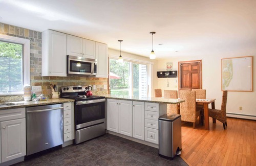 South Chatham House | 15 Minute Walk to Pleasant Street Beach!