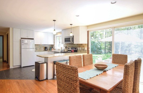 South Chatham House | 15 Minute Walk to Pleasant Street Beach!