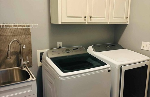 Fortson House | 15 Minutes from anywhere you want to go in Columbus! A home away from home.