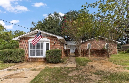 Montgomery House | 15 Minutes from Downtown! Welcome to Woodbridge