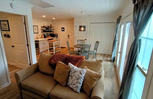 McMurray Cottage | 15 minutes from the Nashville scene; enjoy our quiet suite for 2 or group of 4!