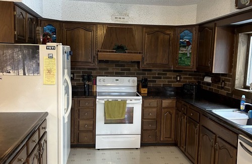 Gaylord House | 15 minutes from trail 4 or 7. Winter wonderland this year. Snowmobiles welcome