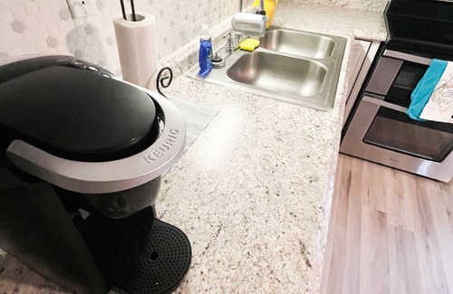 Hubert House | 15 Minutes to Emerald Isle & 9 minutes to Hubert Gate this remodeled home awaits