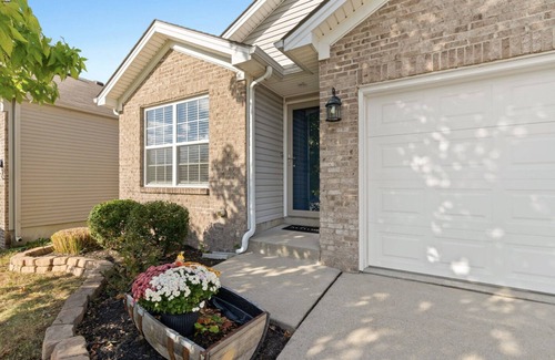 Lexington House | 15 Minutes to the horse park! Cozy 3 Bed, 2 Bath stay