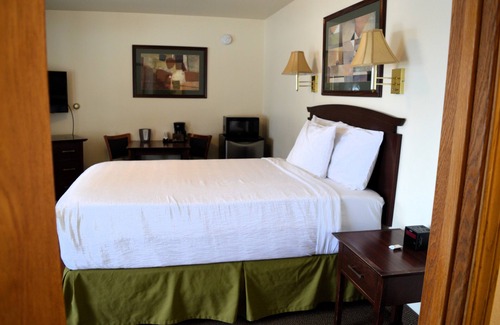 Columbia Falls Hotel | #15 ONE QUEEN BED with WiFi and AC in charming Columbia Falls, 20 mi from GNP!