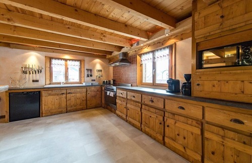 Saint-Sorlin-d'Arves Ski Chalet | 15 person mountain chalet - close to the village centre