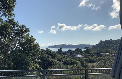 Onetangi House | 150 metres from Onetangi Beach