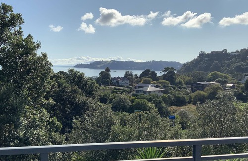 Onetangi House | 150 metres from Onetangi Beach