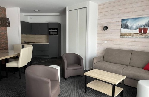 Eaux-Bonnes Apartment | 150m from ski slopes, 1st floor, view mountain/resort, swimming pool, terrace, tv, ski locker, 65m²