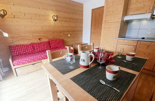 Les Claux Apartment | 150m from ski slopes, 2nd floor, swimming pool, balcony, parking, tv, ski locker, 32m², Vars