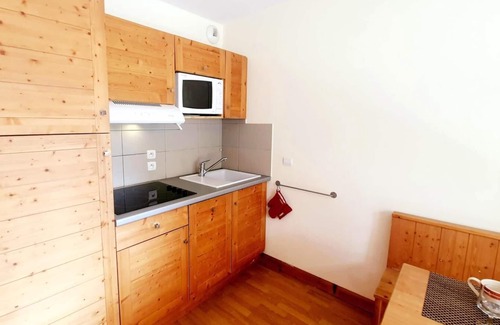 Les Claux Apartment | 150m from ski slopes, 2nd floor, swimming pool, balcony, parking, tv, ski locker, 32m², Vars