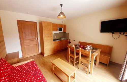 Les Claux Apartment | 150m from ski slopes, 2nd floor, swimming pool, balcony, parking, tv, ski locker, 32m², Vars