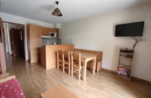 Les Claux Apartment | 150m from ski slopes, 2nd floor, swimming pool, balcony, parking, tv, ski locker, 50m², Vars