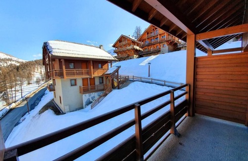 Les Claux Apartment | 150m from ski slopes, 2nd floor, swimming pool, balcony, parking, tv, ski locker, 50m², Vars