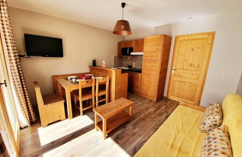 Les Claux Apartment | 150m from ski slopes, 4th floor, swimming pool, balcony, parking, tv, ski locker, 32m², Vars