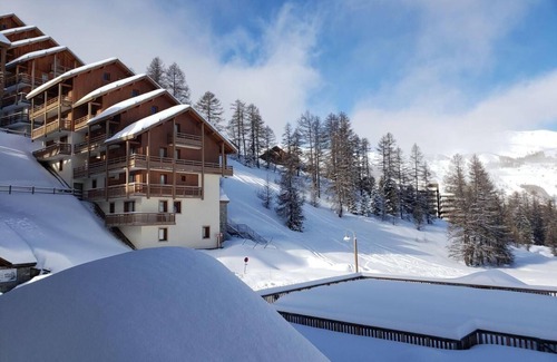 Les Claux Apartment | 150m from ski slopes, 4th floor, swimming pool, balcony, parking, tv, ski locker, 32m², Vars