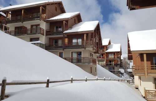 Les Claux Apartment | 150m from ski slopes, 4th floor, swimming pool, balcony, parking, tv, ski locker, 32m², Vars
