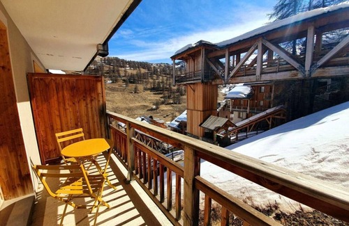 Les Claux Apartment | 150m from ski slopes, 4th floor, swimming pool, balcony, parking, tv, ski locker, 32m², Vars