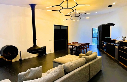 Lilli Pilli House | 150m Walk to Beach, WiFi & Fireplace | Salt & Sand