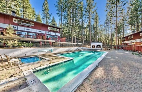 South Lake Tahoe Cabin | 1510 Wildwood, Sitzmark 4