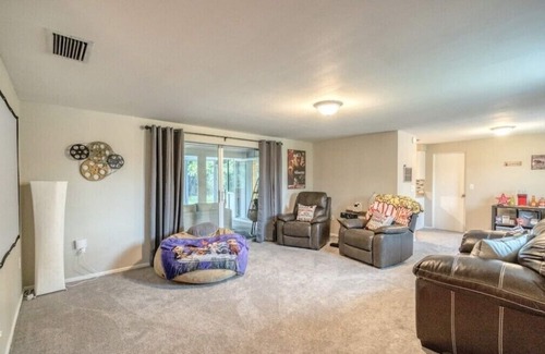South Bradenton House | 15min Beach |King Bed, Movie Room, Gym|