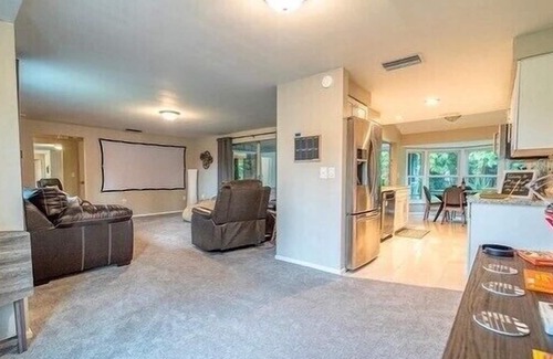 South Bradenton House | 15min Beach |King Bed, Movie Room, Gym|