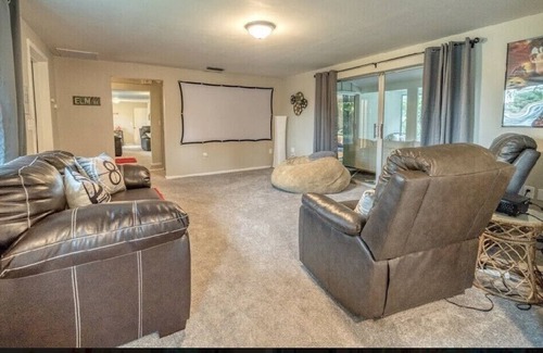South Bradenton House | 15min Beach |King Bed, Movie Room, Gym|