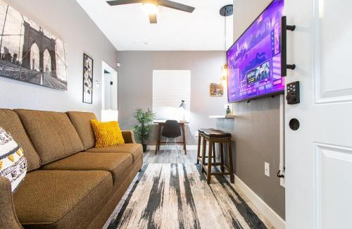 University Heights Apartment | 15min-beachwalk To Cafesfull Kitchen- Wd