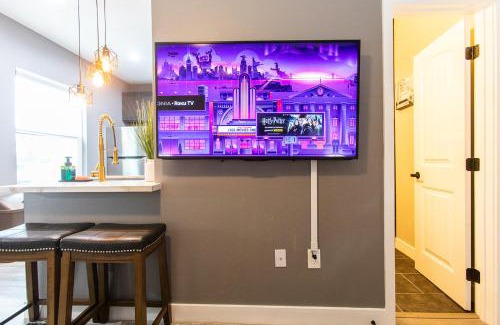 University Heights Apartment | 15min-beachwalk To Cafesfull Kitchen- Wd