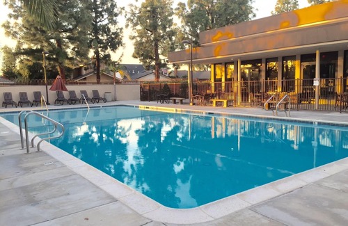 Tustin House | 15min to Disney, Ocean 20min, Pool, Pet Dog run, AC, Yard, Dbl Grge, 160mb+ Wifi