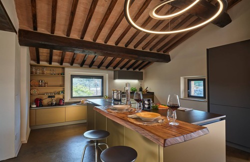 Monteriggioni Villa | 15th century barn fully renovated in a stylish style with gorgeous swimming pool
