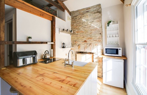Bodmin Apartment | 15th-century doctor’s surgery, now renovated as a studio in the heart of Bodmin