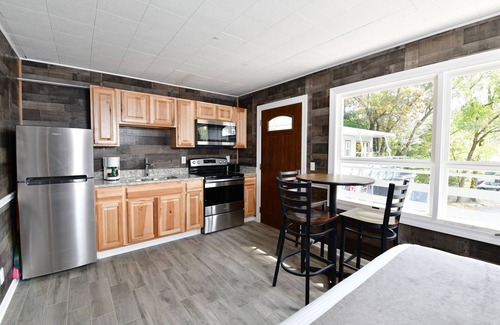 Lake Delton Hotel | #16-17 Completely Redone Studio w/kitchen