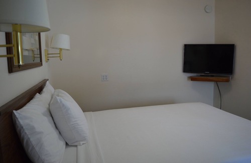 Columbia Falls Hotel | #16 FAMILY SUITE , 3 BEDS with WiFi, and AC in Columbia Falls, 20 mi to GNP