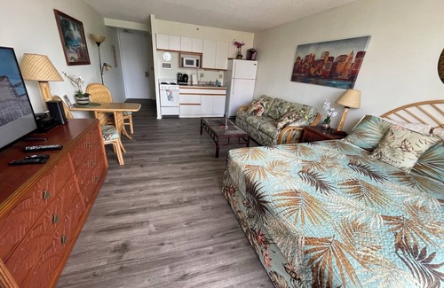Waikiki Condo | 16 GUESTS , 4 X ❤️AWESOME STUDIOS❤️ , FREE PARKING, 5MIN TO OCEAN