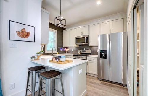 Durham House | 16 Guests~Private Drive~Fenced~Pets~Near NCCU/Duke