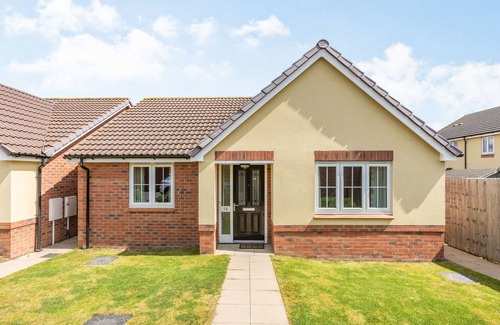 Evesham Cottage | 16 STEWART CLOSE, family friendly, with a garden in Evesham