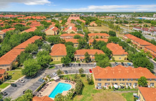 Crestwynd Bay House | 1600 sqft 3BR/3BA Townhome.1.5 M to Disney and one minute from Walmart