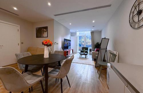 Nine Elms Apartment | 1600ft 2Bed 3Bath near Battersea Power Station, Private Gated & AC, 1000MB Fast Internet speed