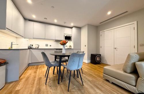 Nine Elms Apartment | 1600ft 2Bed 3Bath near Battersea Power Station, Private Gated & AC, 1000MB Fast Internet speed