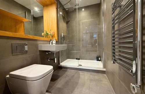 Nine Elms Apartment | 1600ft 2Bed 3Bath near Battersea Power Station, Private Gated & AC, 1000MB Fast Internet speed