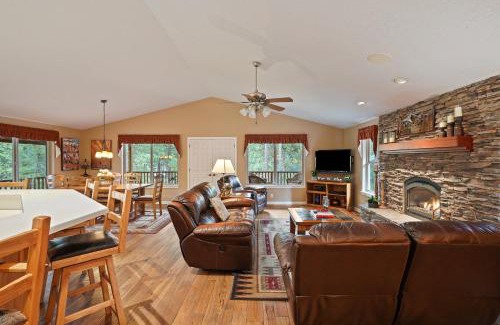 River Forest Acres House | 164 Jillian - Private peaceful retreat