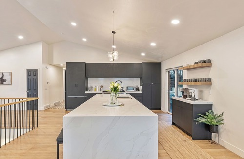 Sandy House | 16person. 10 BD, Dual Hot Tub. 20 min to Ski Resorts