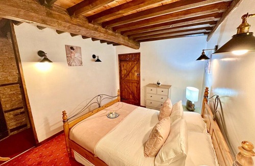 Usk Other | 16th Cent,6 bed house,15 People