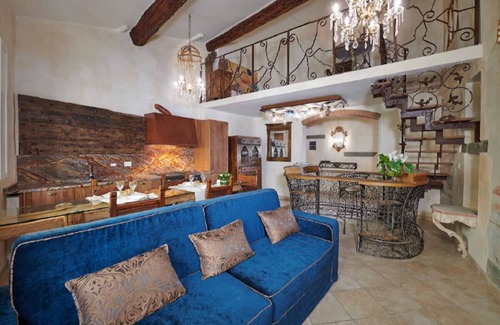 Santa Maria Novella Apartment | 16TH-CENTURY FRESCOES,OLD MEDIEVAL DOORS&ANCIENT CHURCHES OF FLORENCE’S CENTRE