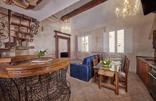 Santa Maria Novella Apartment | 16TH-CENTURY FRESCOES,OLD MEDIEVAL DOORS&ANCIENT CHURCHES OF FLORENCE’S CENTRE