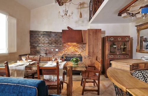 Santa Maria Novella Apartment | 16TH-CENTURY FRESCOES,OLD MEDIEVAL DOORS&ANCIENT CHURCHES OF FLORENCE’S CENTRE