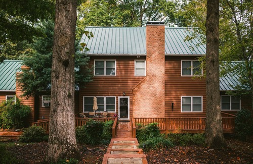 White Plains Cabin | 17 Bedroom Lodge Perfect for Retreats, Reunions, or just a Big Family Vacation!