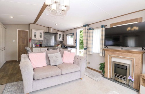 Hopton Cottage | 17 CASTLE WALK, pet friendly, with a garden in Burgh Castle